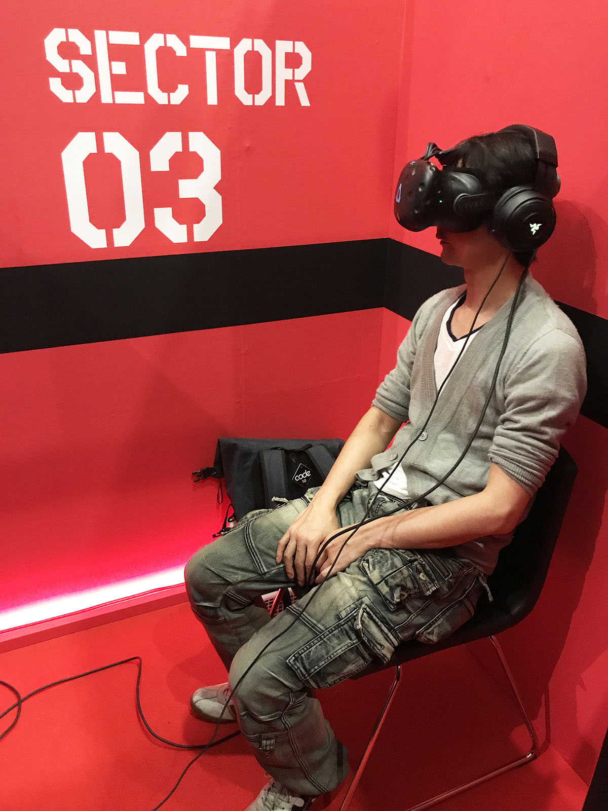 シートに座った後、ヘッドセット、ヘッドホンを装着し、係員の指示に従いVR映像を体験できる
