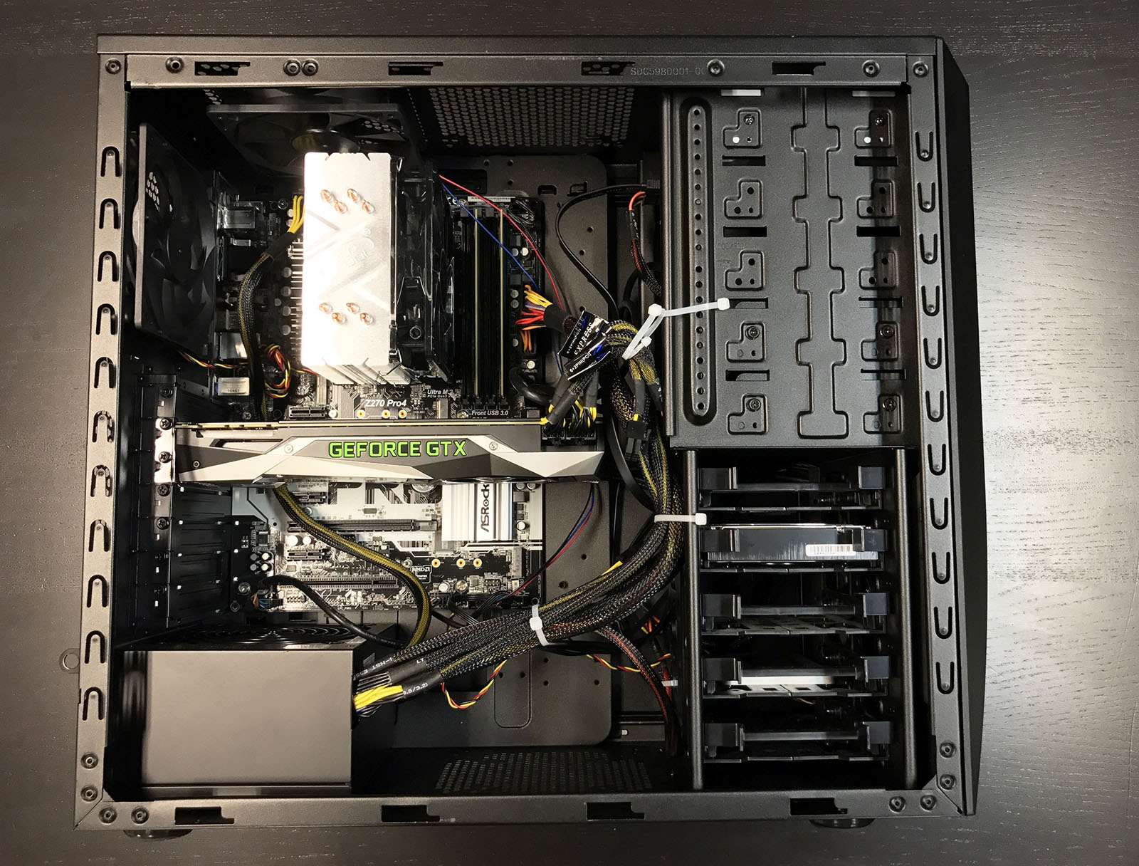 「GALLERIA ZZ」の内部。VR映像を出力するビデオカードにはGeForce GTX 1080 Tiを搭載している