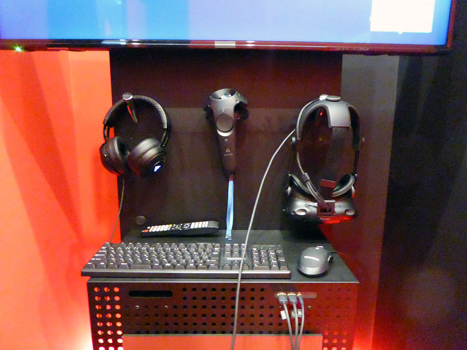 HTC Vive VRヘッドセットおよびコントローラ、ヘッドホンなどが用意されている。ヘッドホンは7.1chバーチャルサラウンドに対応する「Razer Kraken 7.1 V2」を採用