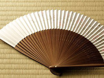 伝統300年の高島扇骨に日本の紙を高島の地で付けた国産扇