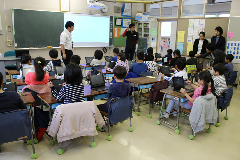 子どもたちは、タブレットPCの顔認証やアプリ立ち上げなどもすんなりとこなしていた