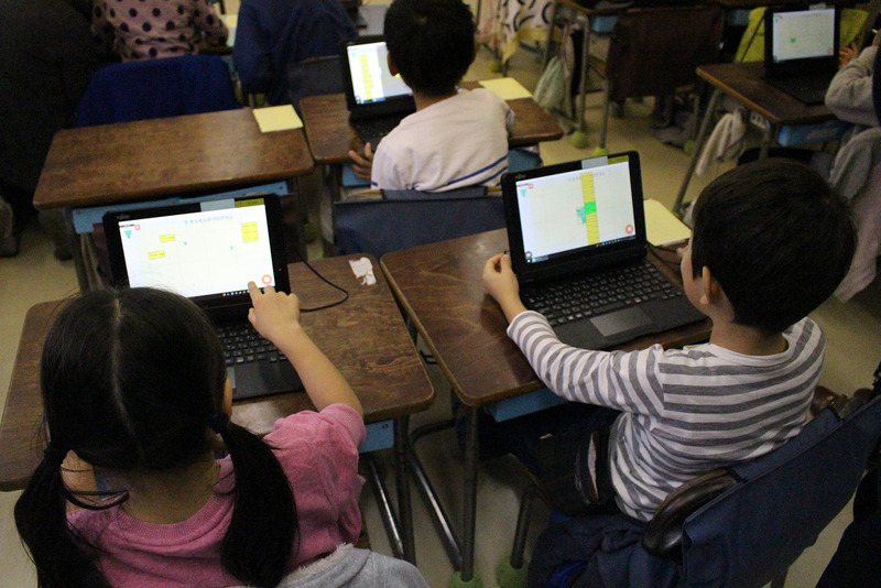 ブロックを組み立てるような簡単な操作で、1年生でもスムーズにプログラミングができていた。パズルのコーナーでは、わからない問題を「3問目は解けた？」「どうやって解くの？」と子ども同士のコミュニケーションも