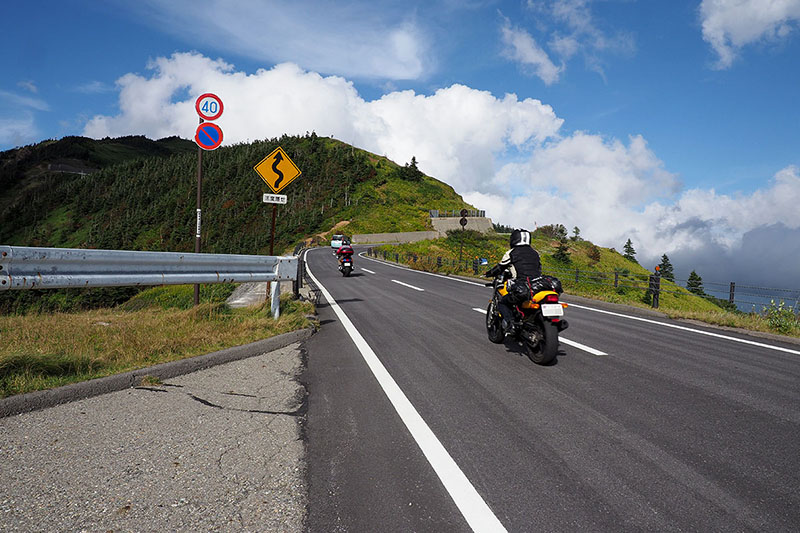 渋峠周辺は「2000m級の道路」で、周囲はどこも絶景！　ドライブに、バイクツーリングに、そして自転車ヒルクライムにも絶好の道路です♪