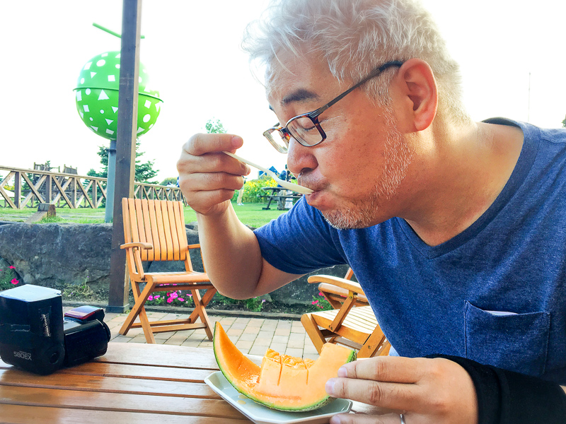 9月頭に夏休みをとって北海道旅行♪ ジンギスカンに塩ホルモン！、ホッケにイクラ!!、さらに寿司にラーメンにメロンにソフトクリームで腹いっぱい♪ いやぁ～北海道には魔物が住んでますなっ