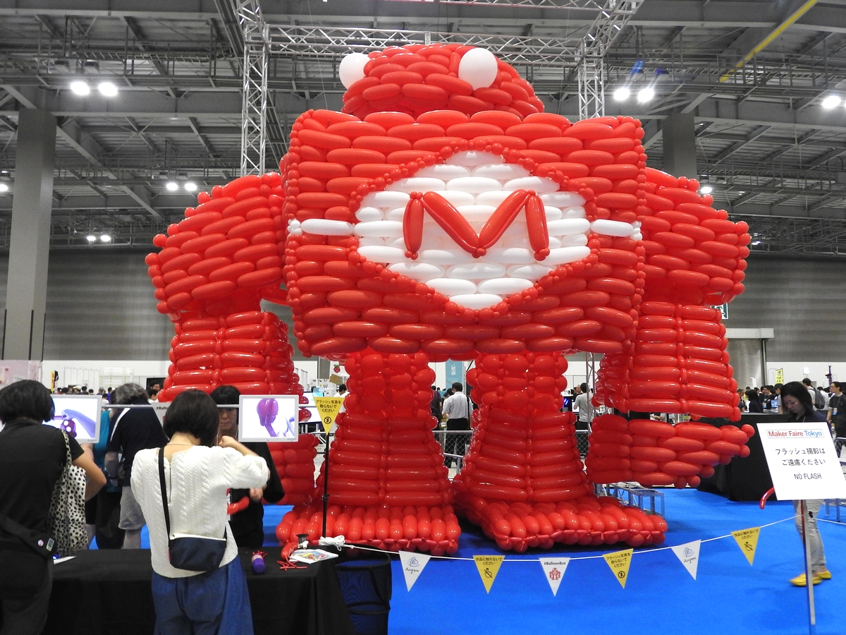 風船でできた巨大なロボット「Makey」。バルーンアーティスト「Airgami」によって、会期中につくられたものだ