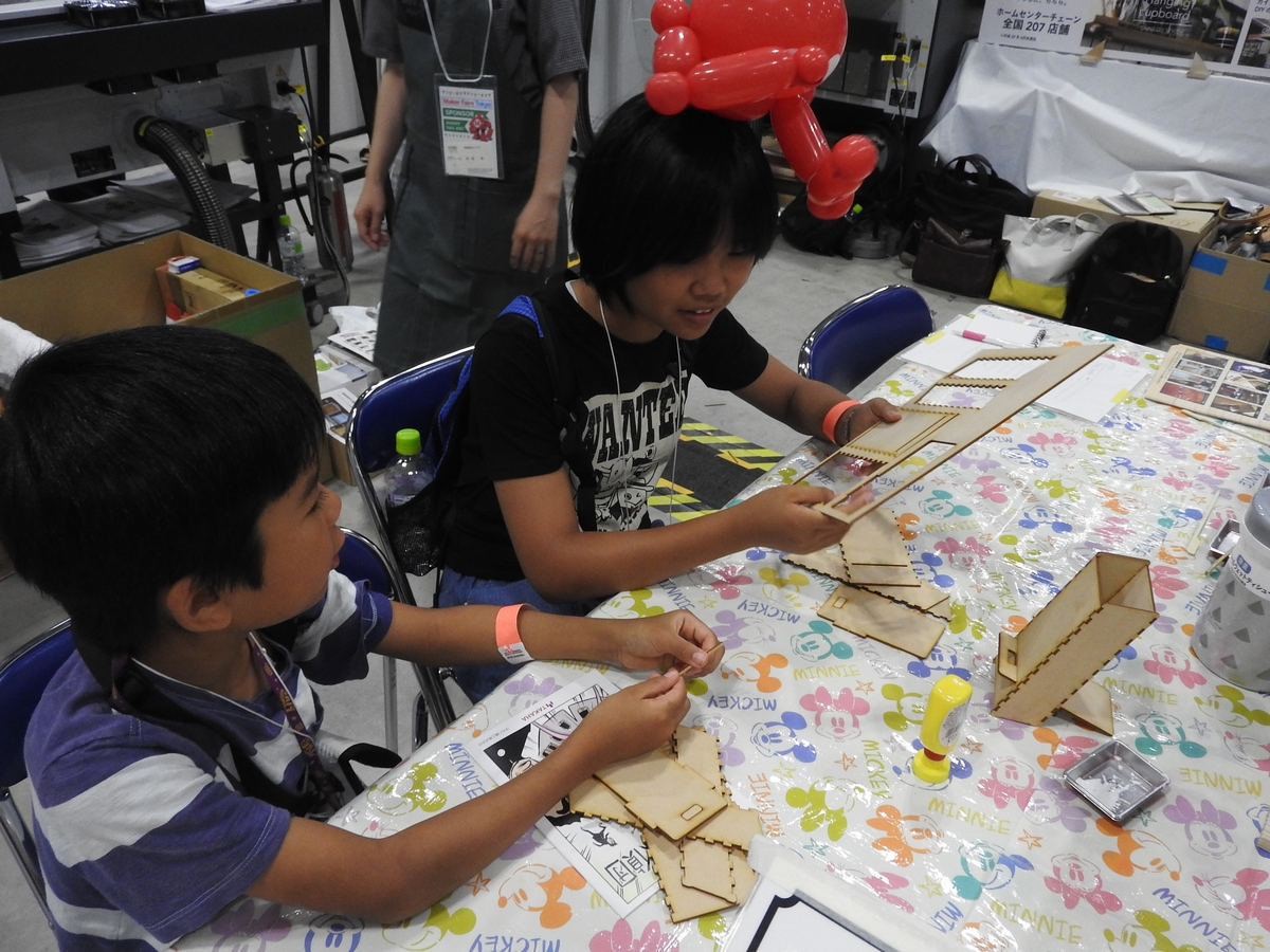 レーザーカッターメーカーのトロテックでは、カインズと共同で、スマホスタンド作りのワークショップを行っていた