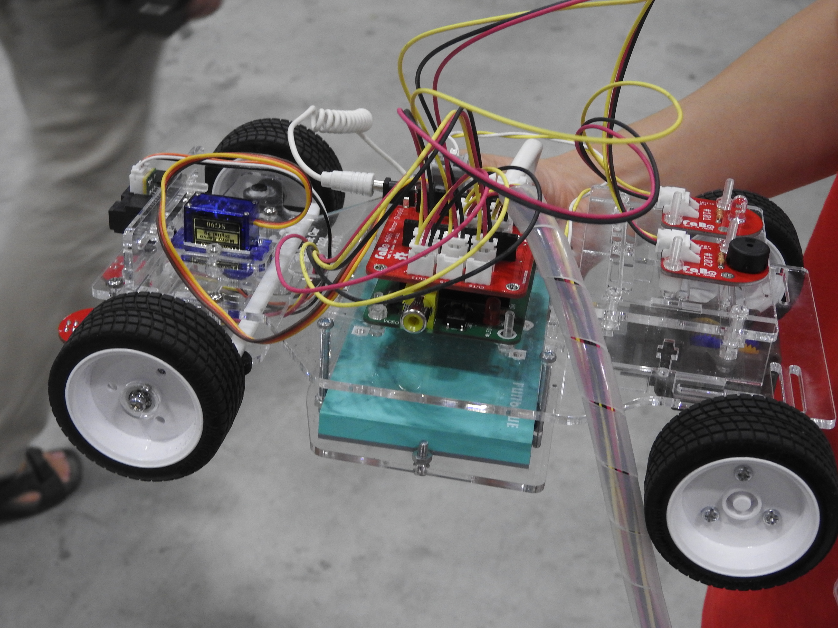 IchigoJam対応ロボットカーキット「HotDog」のデモ