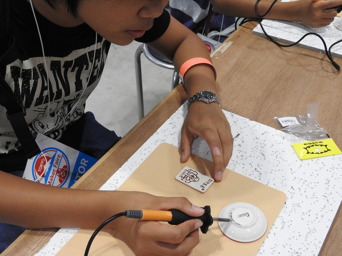 革にハンダごてで焼き跡を付けるレザーバーニングのワークショップ。ハンダごてに専用のコテ先を付けて、革の表面に絵や字を書いていく