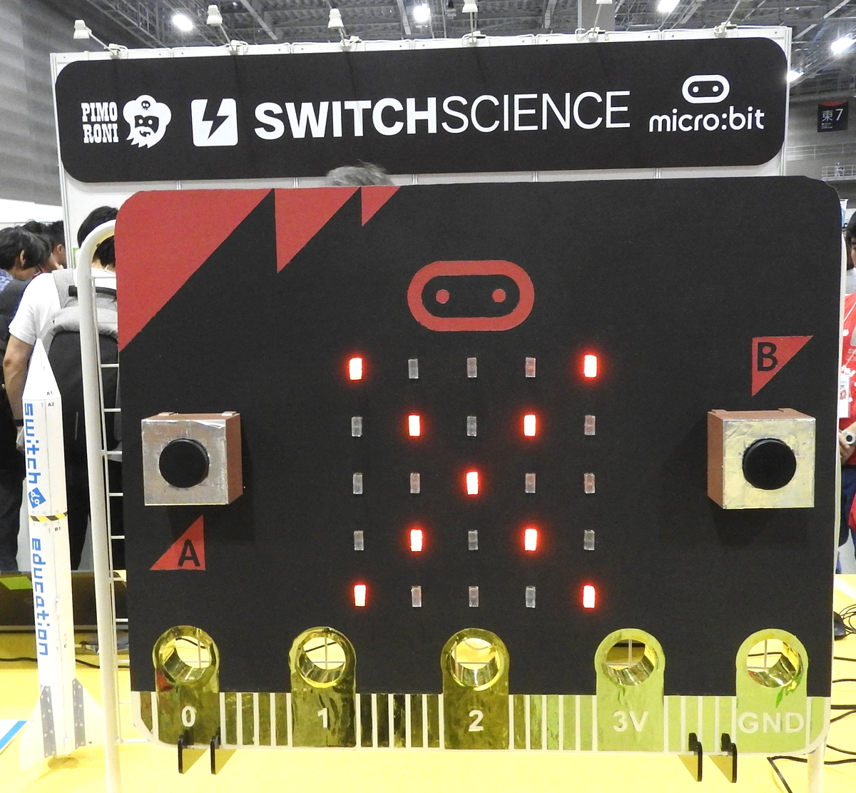 「micro:bit」の巨大模型