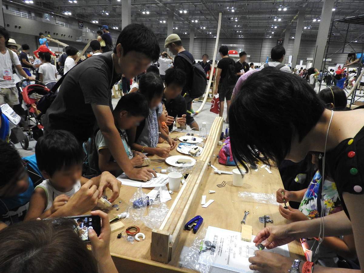 基本となる車体を組み立てているところ。説明書を見ながら自分達だけで組み上げていく