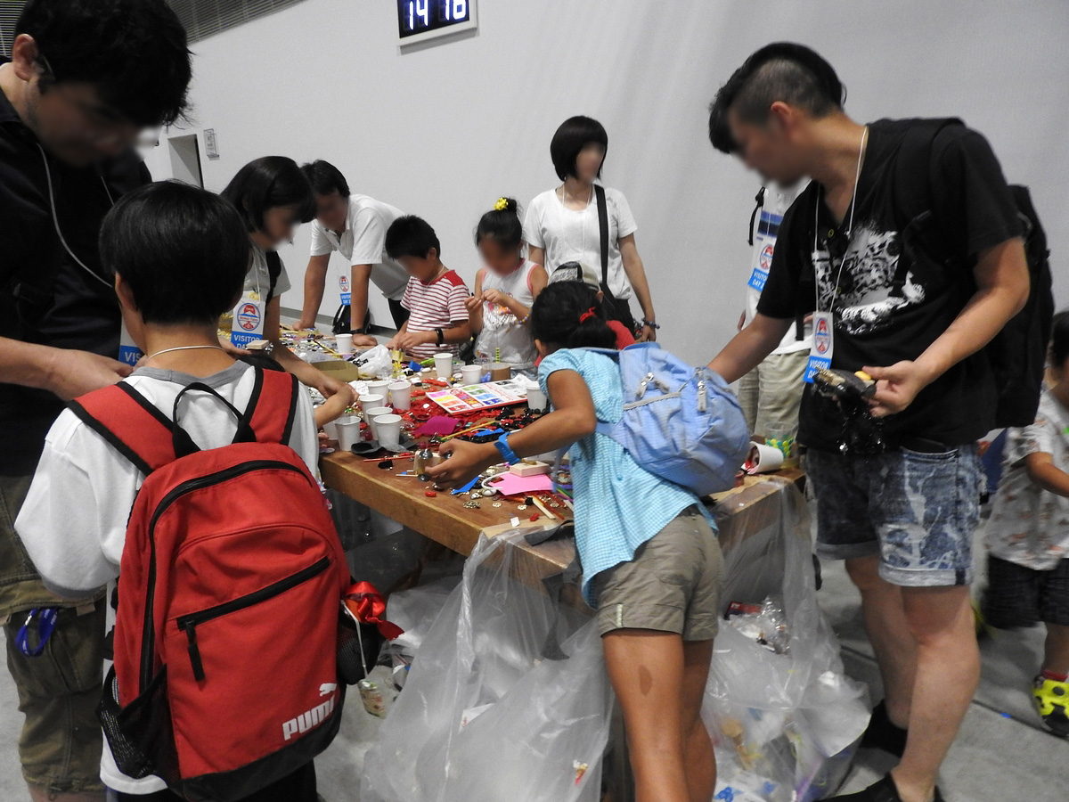 装飾用のデコレーションパーツも多数用意されており、自分だけのミニチュアカーを作ることができる