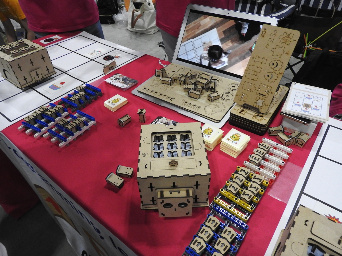 プログラミング脳を養うロボット「PETS」のデモ。インターネット接続環境やPCなどが不要で、小さな子供でもアルゴリズムを学べることが特徴