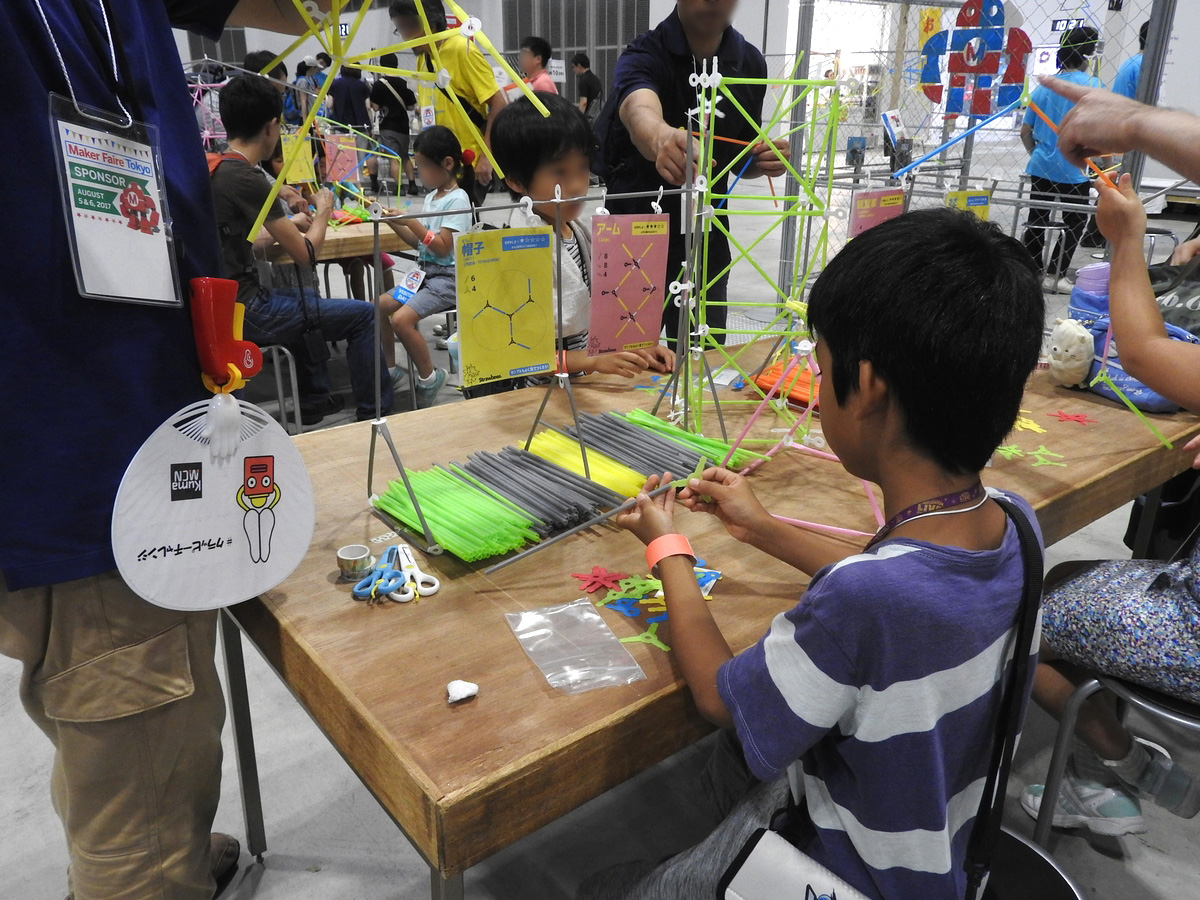 「Strawbees」のワークショップ。ストローとコネクタを使って、プロペラ付きの帽子や自動で開くカラフルな傘などを作れる