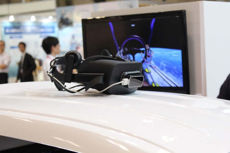 VRヘッドセットにはOculus Riftを使用。ヘッドセット前面にLeap Motionが装着されていました