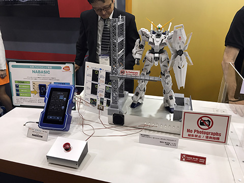 ガンダムが動く「NABASIC」、AIを搭載した「COZMO」――CEATECで見つけた子供向けプログラミング教材たち 48分の1サイズのユニコーンガンダム（デストロイモード）