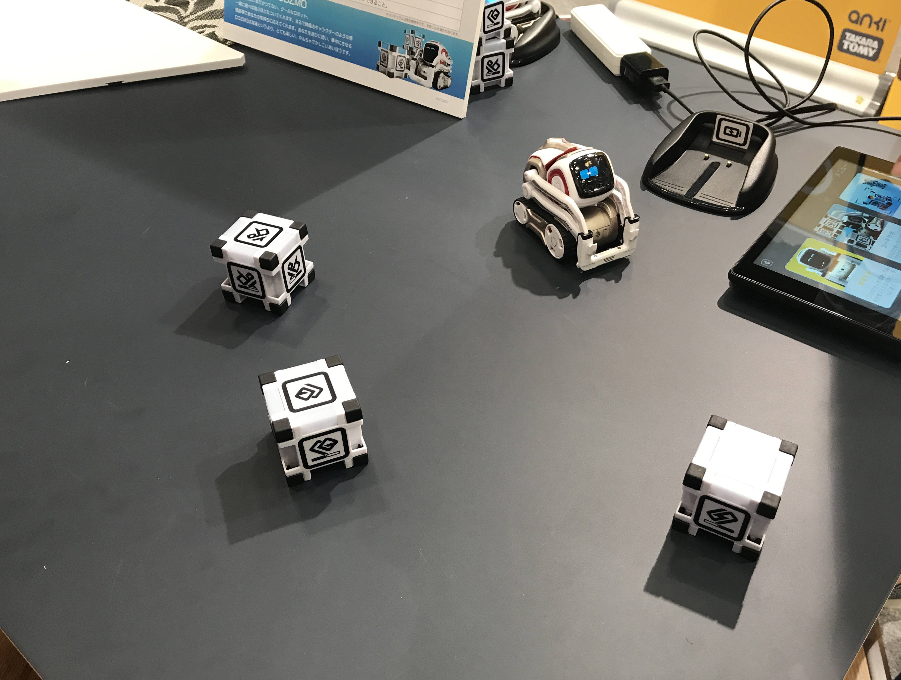 「COZMO」は、本体のロボットと、「PowerCube」というブロック3つがセットになっている。