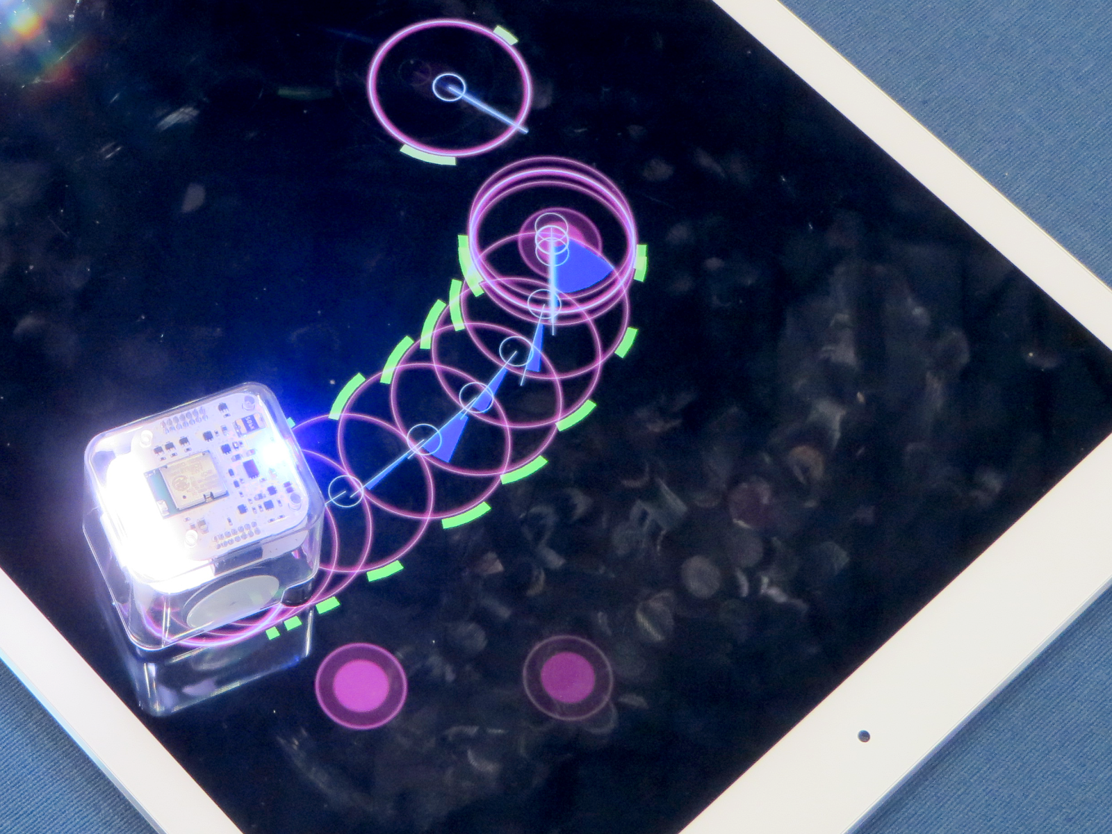 画面上でTABO8を動かすと向きと軌跡が表示され、iPad側から検知できていることがわかる