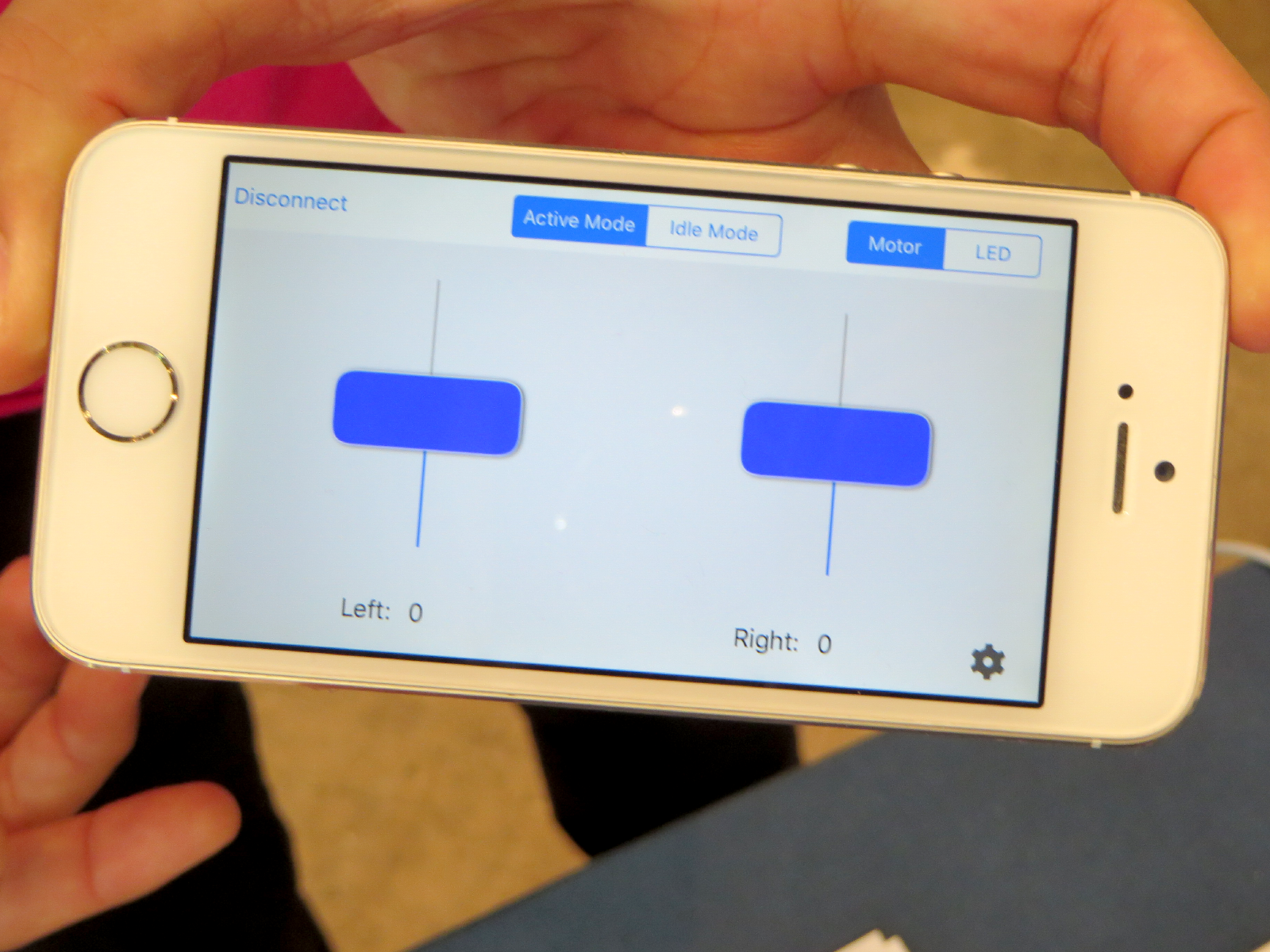 iPhoneではラジコンとしてコントロールのみができる