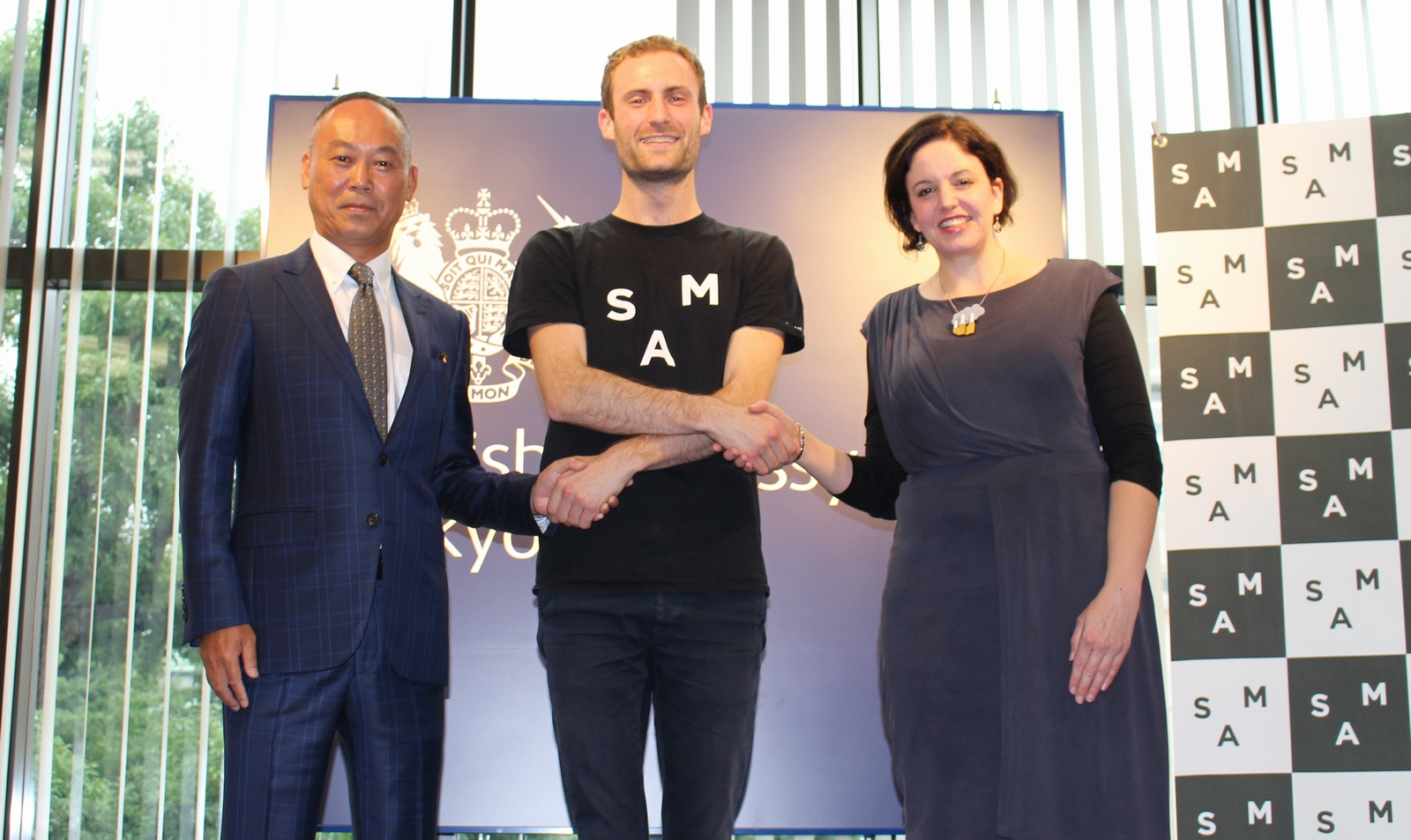 リンクスインターナショナル代表取締役の川島義之氏（左）、SAM LABSのヨアヒム・ホーンCEO（中央）、駐日英国大使館 一等書記官のエステル・ウィリアムズ氏（右）