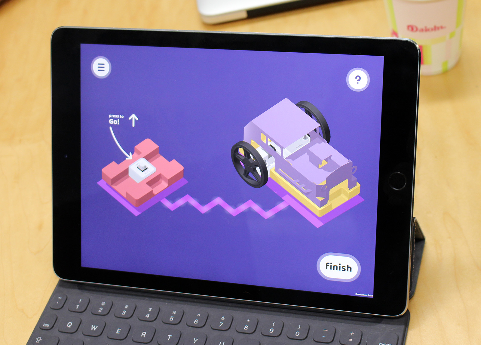 ブロック同士は、画面上を指示通りに指でなぞるだけで接続される