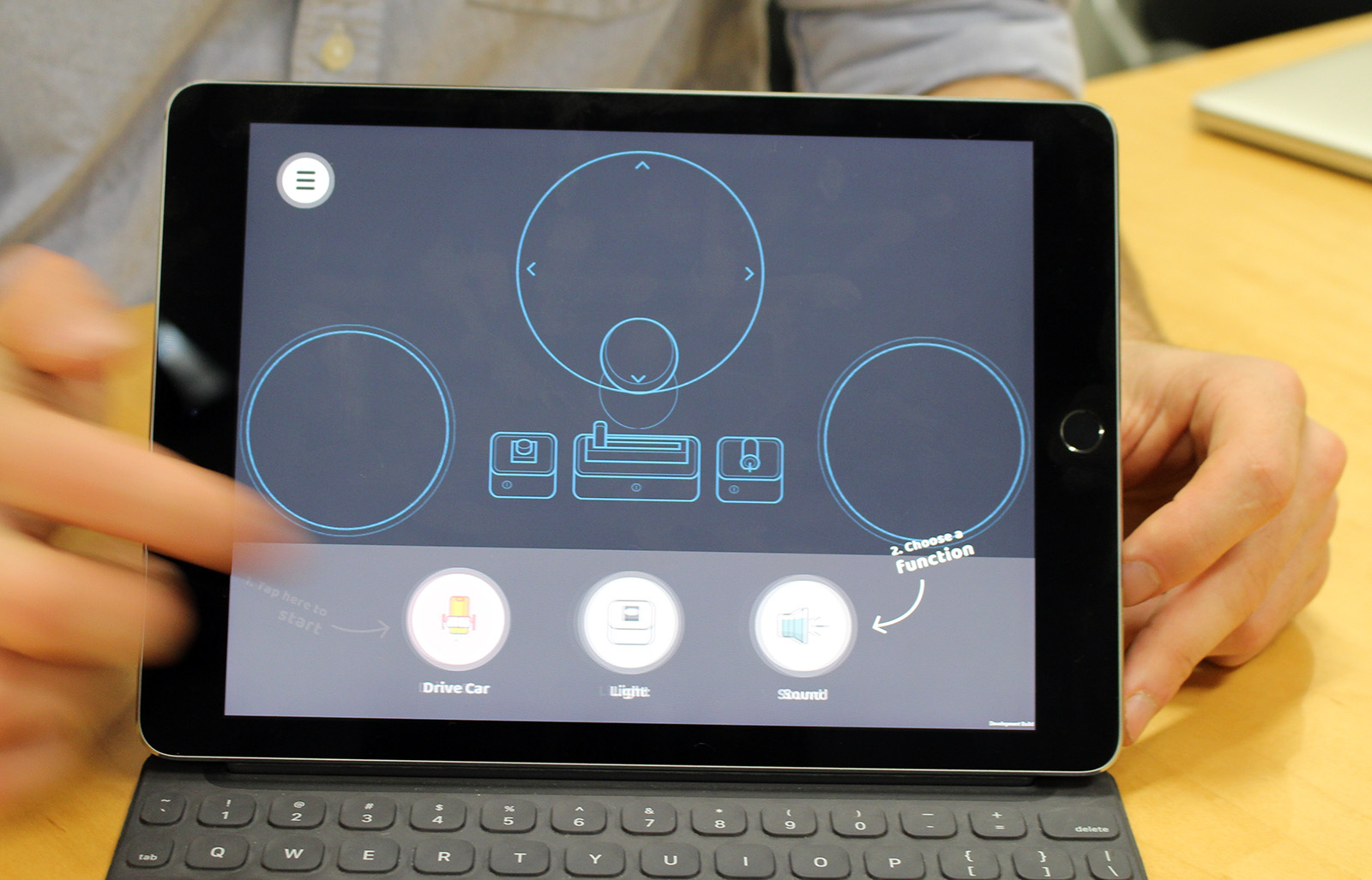 「ボタン」「スライダー」「傾きセンサー」に、それぞれ、「前進／後退」「LED点灯」「音を鳴らす」などの機能を割り当ててカスタマイズできる