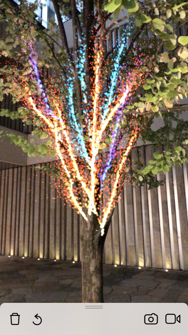 何もない空間に光るまたはスパークする線を描ける。描いた線込みの写真＆動画撮影が可能。