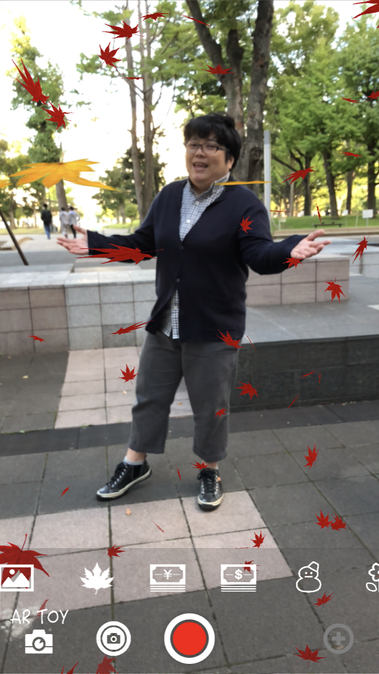 降るだけでなく、降り積もっていくのがユニークなポイント。工夫次第でおもしろい写真や動画が撮れそうだ。