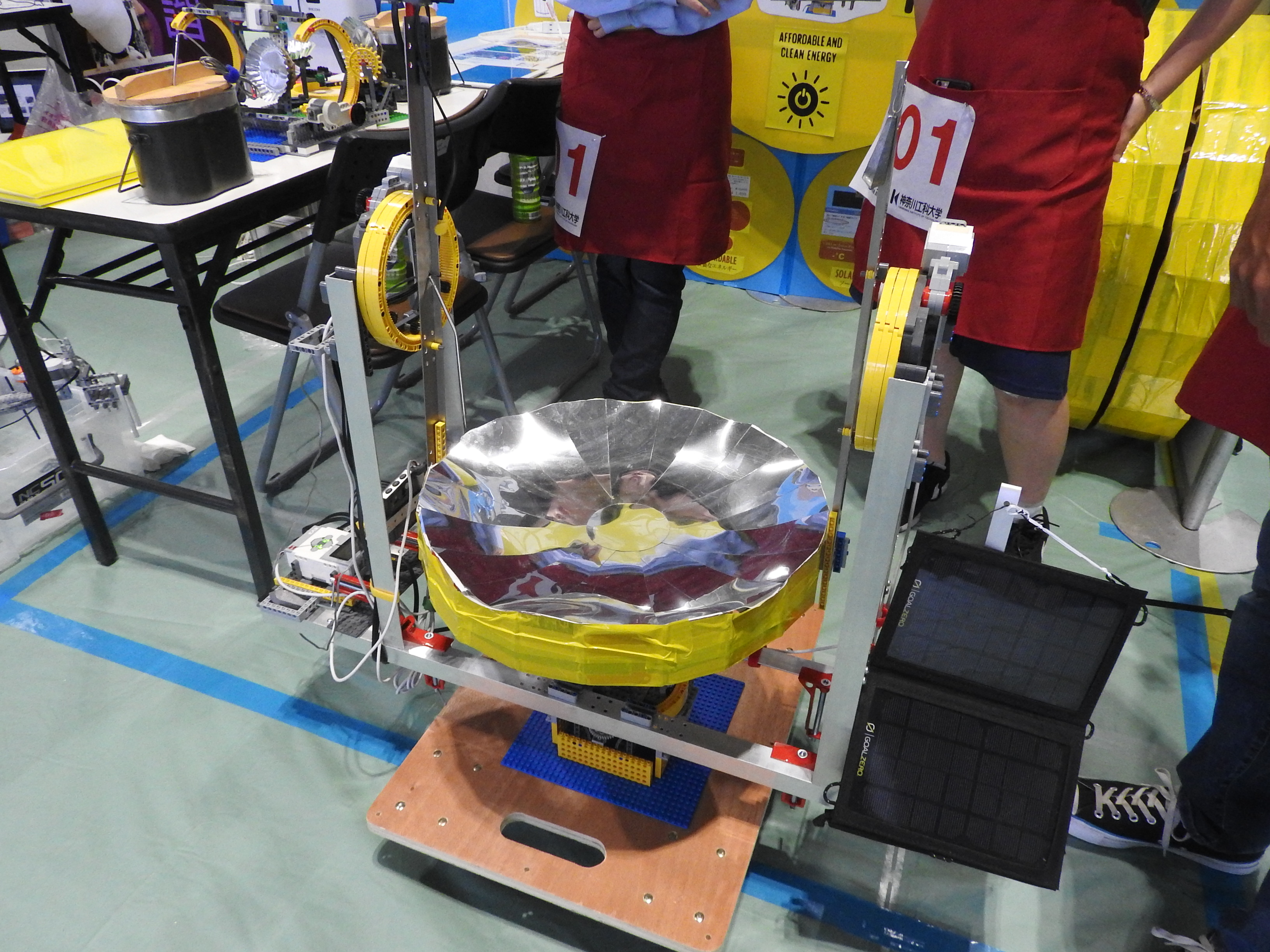 太陽の位置を緯度と経度から逆算して自動的に角度を調整する「SOLAR COOKER」