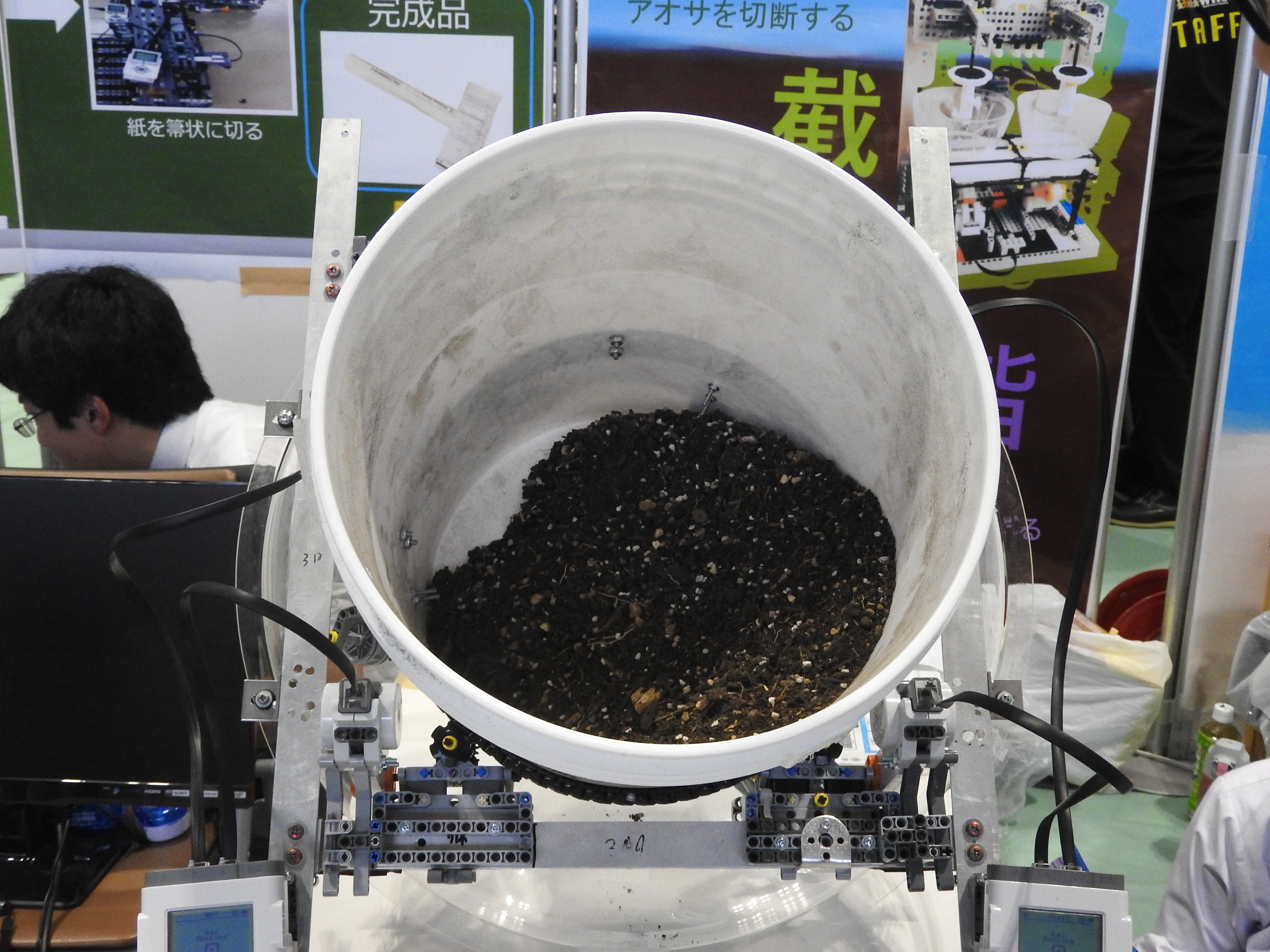 アオサから作った肥料と土を混合する「諧」