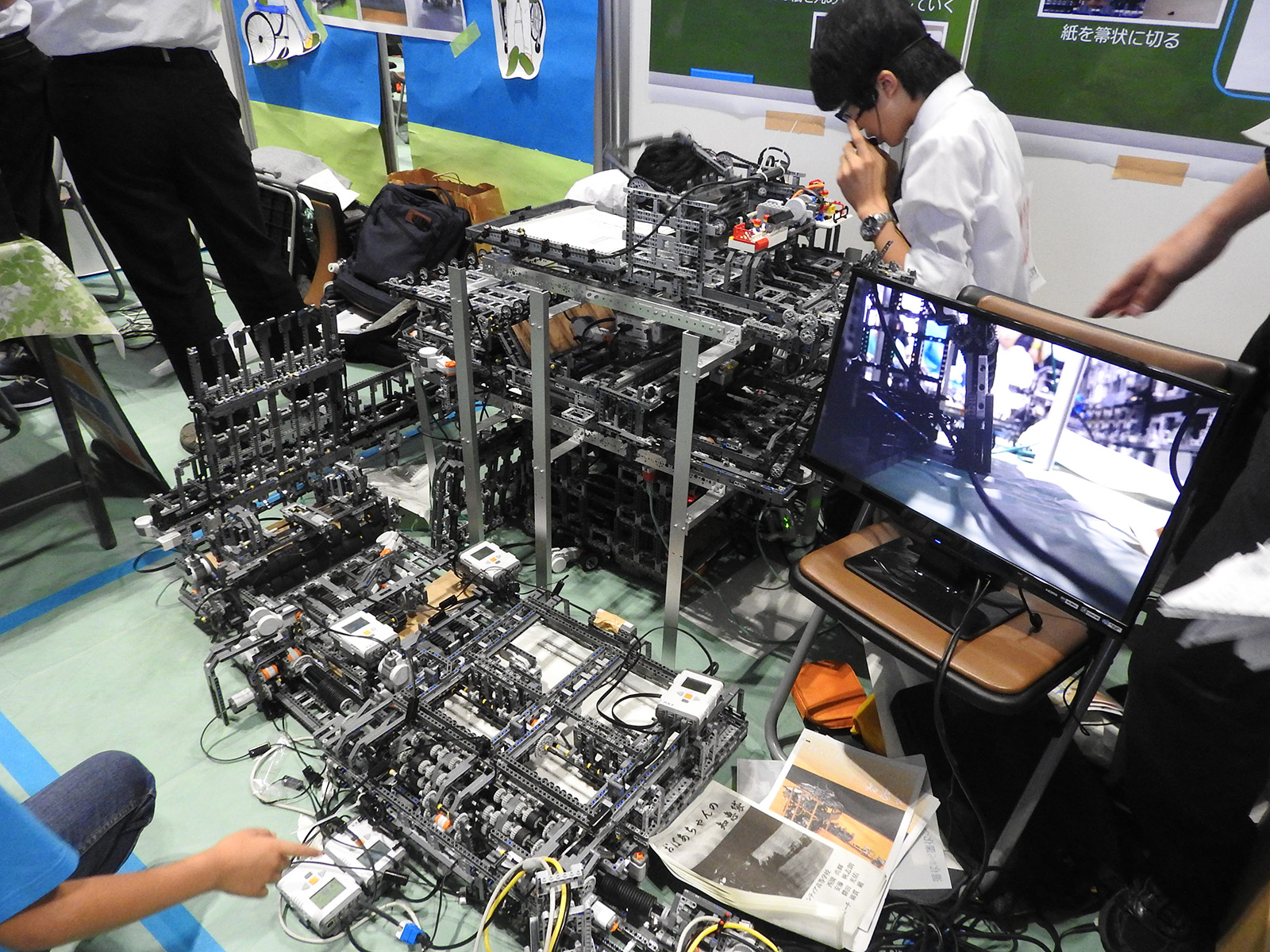 ホウキ作成ロボットの全景、非常に大がかりなシステムとなっている