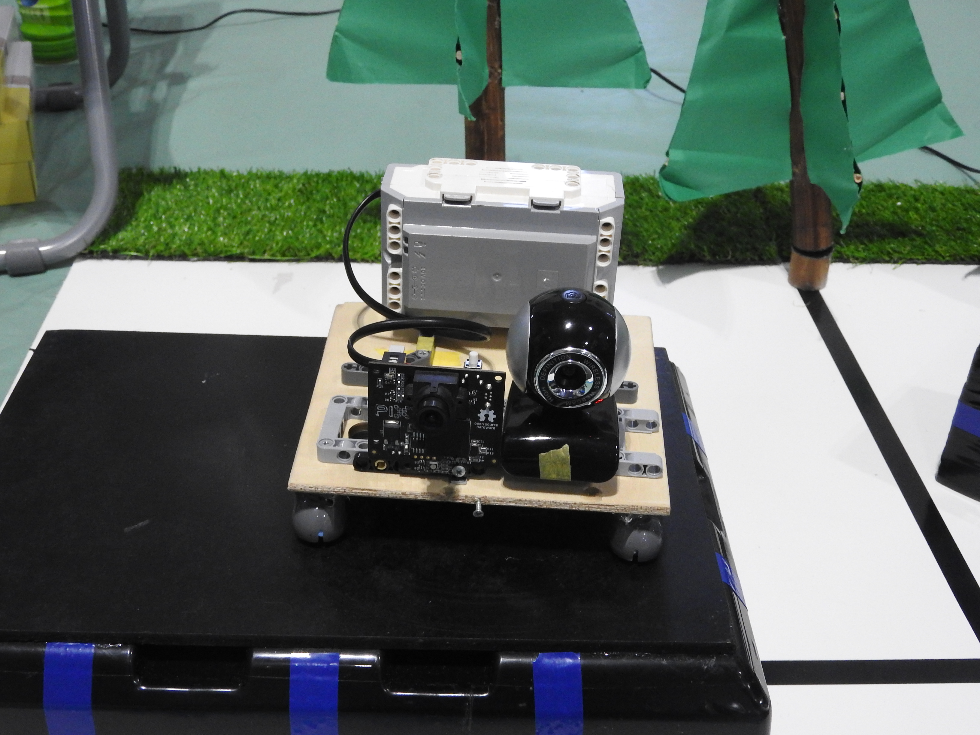 親機のカメラ部分。カラーCCDカメラと画像認識用カメラを搭載する