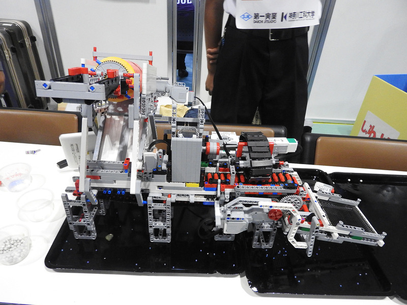 土壌から瓦礫や有害物質を取り除き、化学薬品で中和したうえで、肥料を投入する