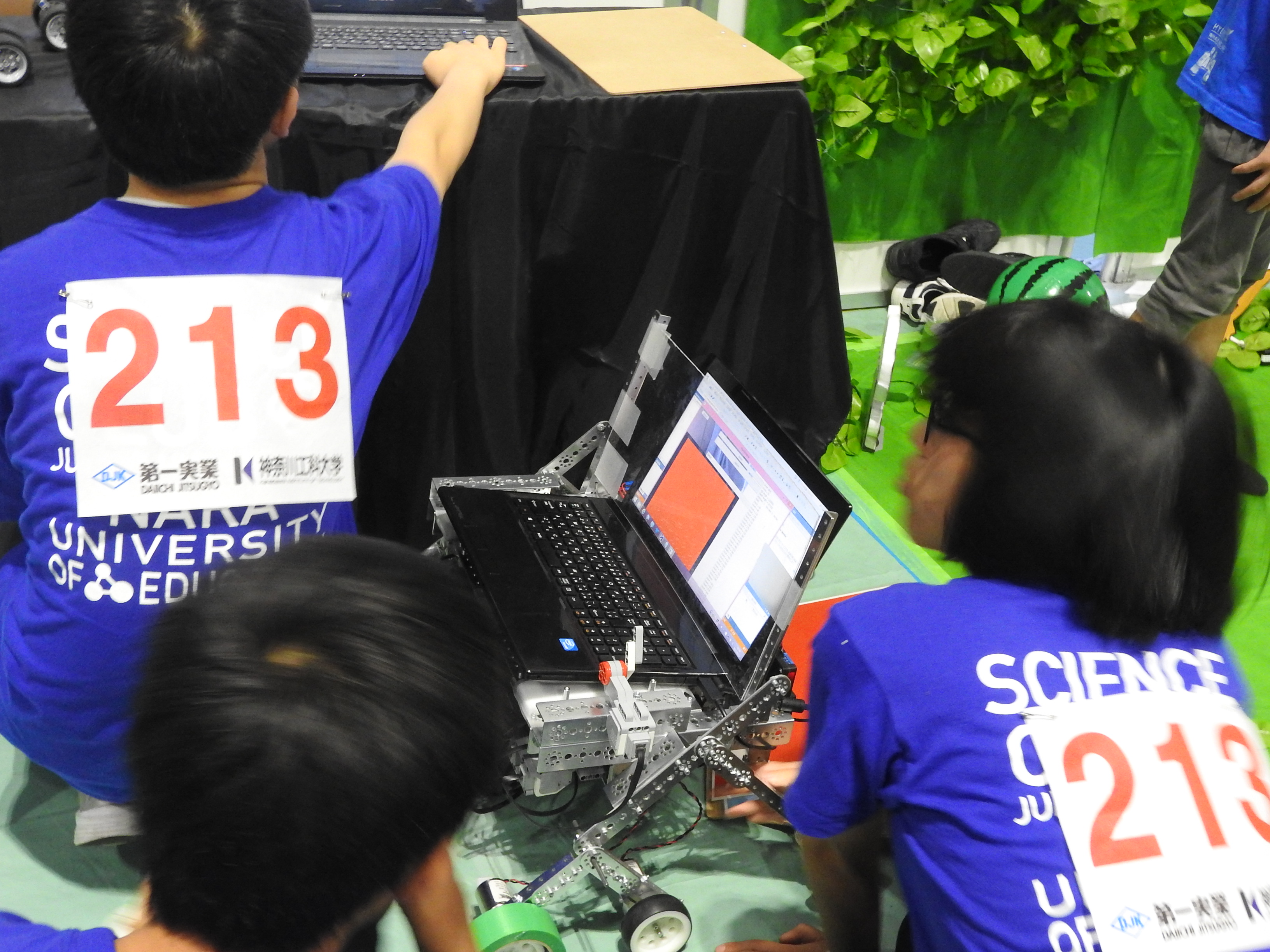 独自のサスペンション機構を備え、深度センサーにKinectを使った、移動アシストロボット