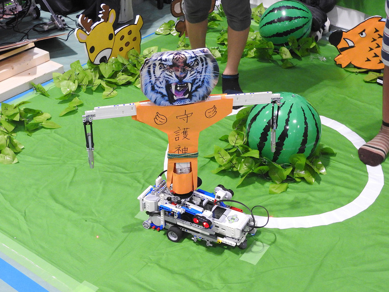 畑を荒らす害獣を追い払う守護神ロボット、ダイナミックに走り、害獣をセンサーが検知すると、トラが回転し、目のLEDが光るしくみ