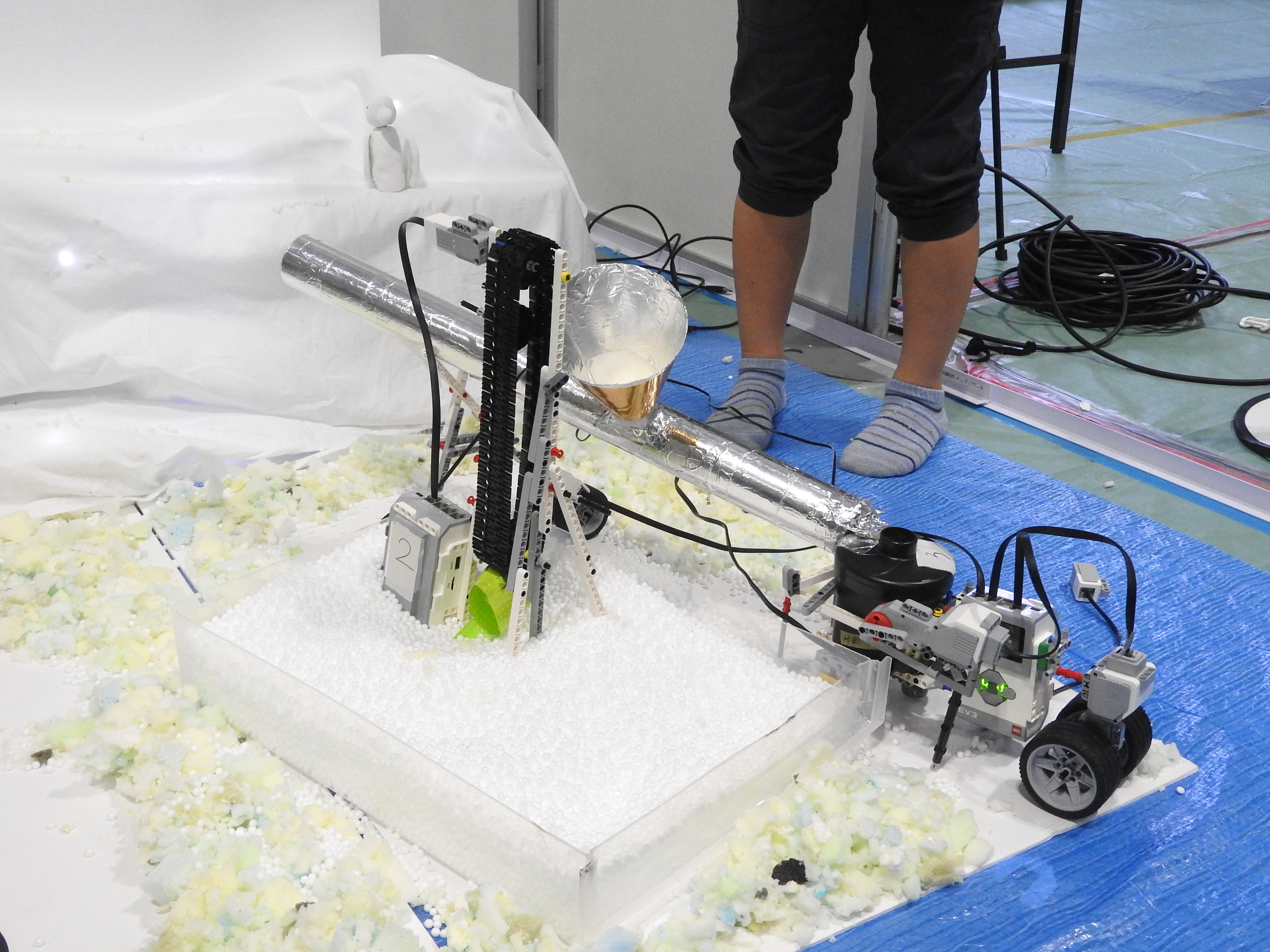 左が水くみ上げロボ、右が噴射ロボ