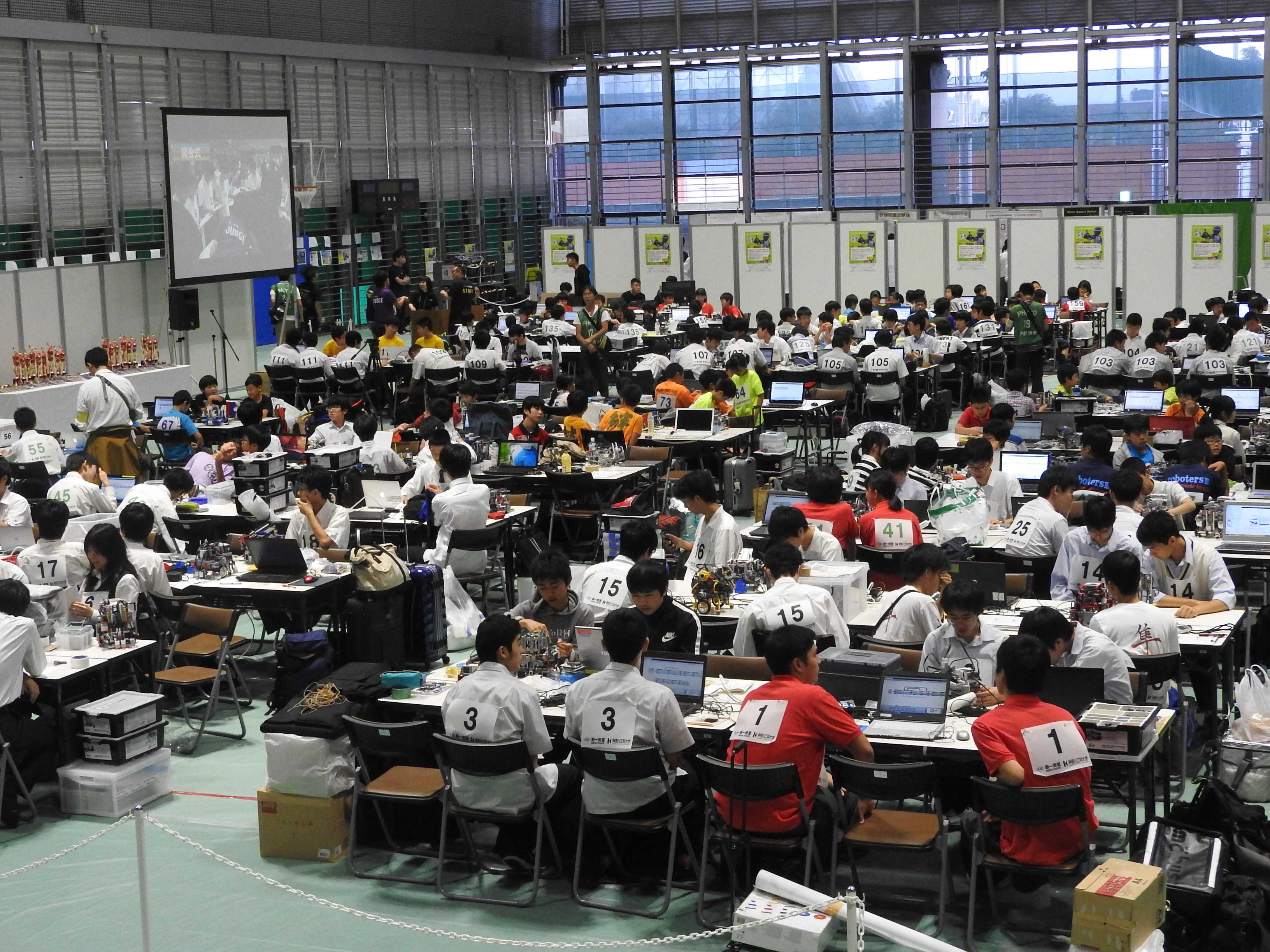 レギュラーカテゴリーのチームがロボットを組み立てている様子