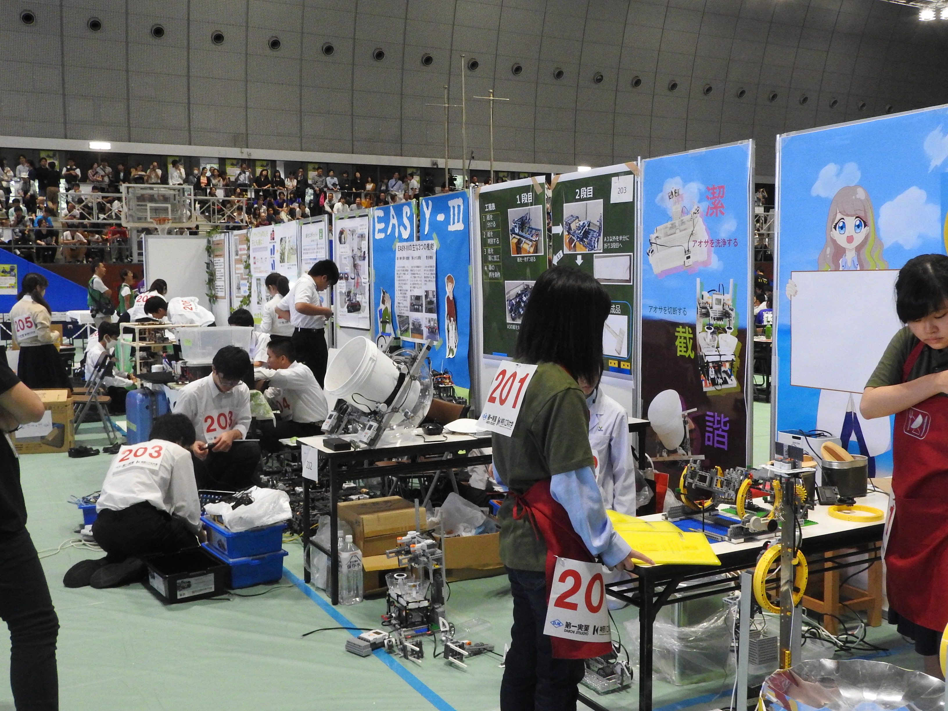 開会式後、オープンカテゴリーの選手達はブースの設営を行う。ブースの設営もコーチや保護者が手伝ってはならない