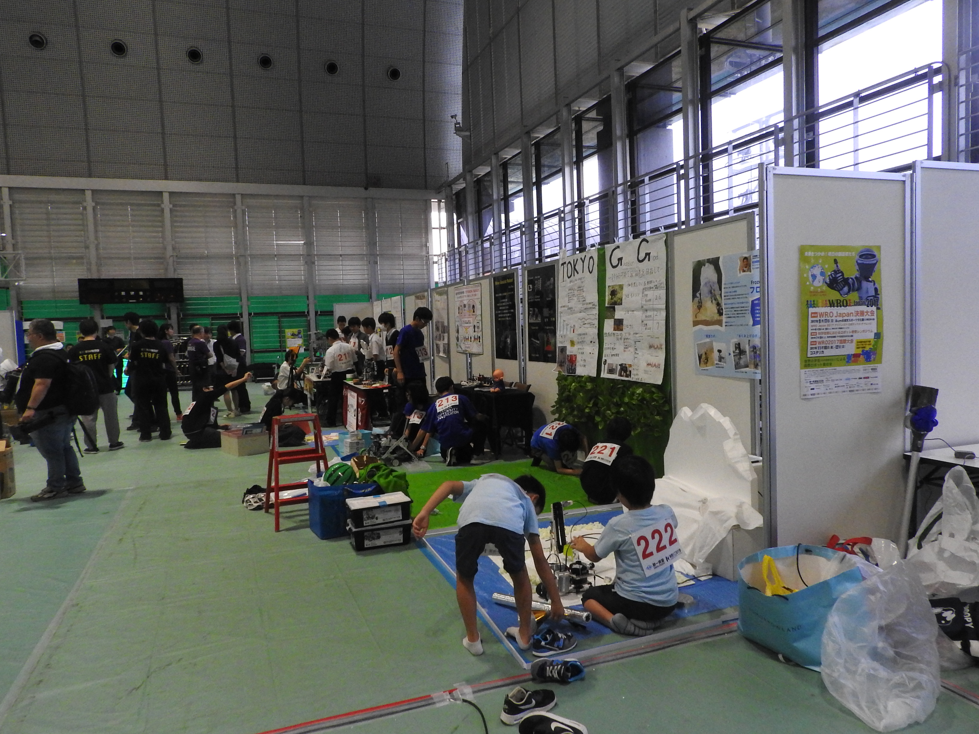 開会式後、オープンカテゴリーの選手達はブースの設営を行う。ブースの設営もコーチや保護者が手伝ってはならない