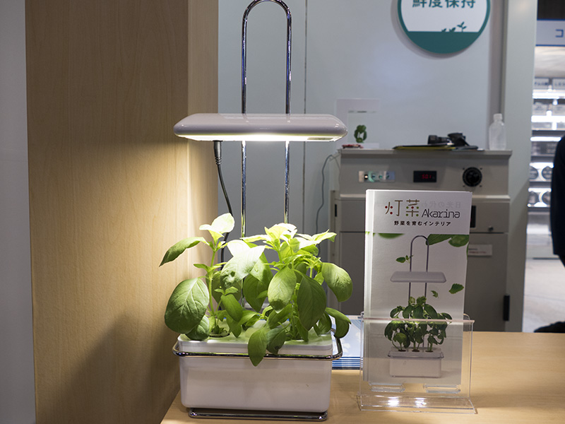 LED野菜栽培器「Akarina15」は、タイマー付きで4段階調光、壁掛けでも使用可能で、背が高くなるバジルなど向き。価格は8,424円（税込・送料別）