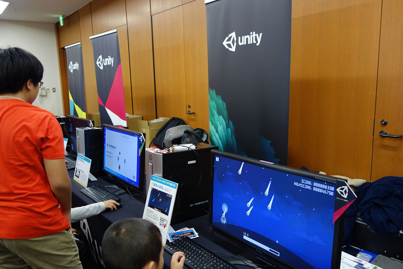 Unityのコーナーは、ゲームで遊びたい子どもたちでいっぱい