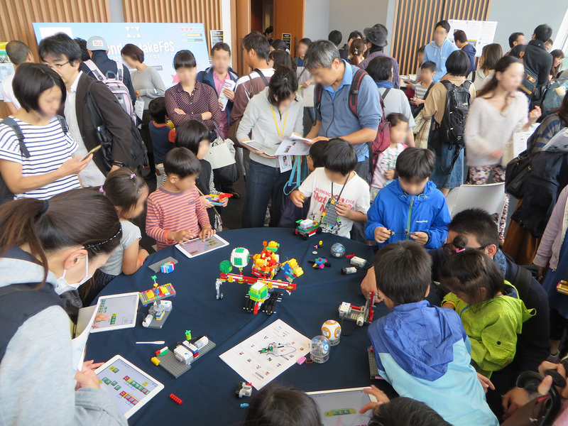 レゴ エデュケーション WeDo 2.0を体験する子どもたち。子どもたちはみんな一生懸命。組み立てたロボットのプログラムはiPadにインストールされた専用ソフトで行う