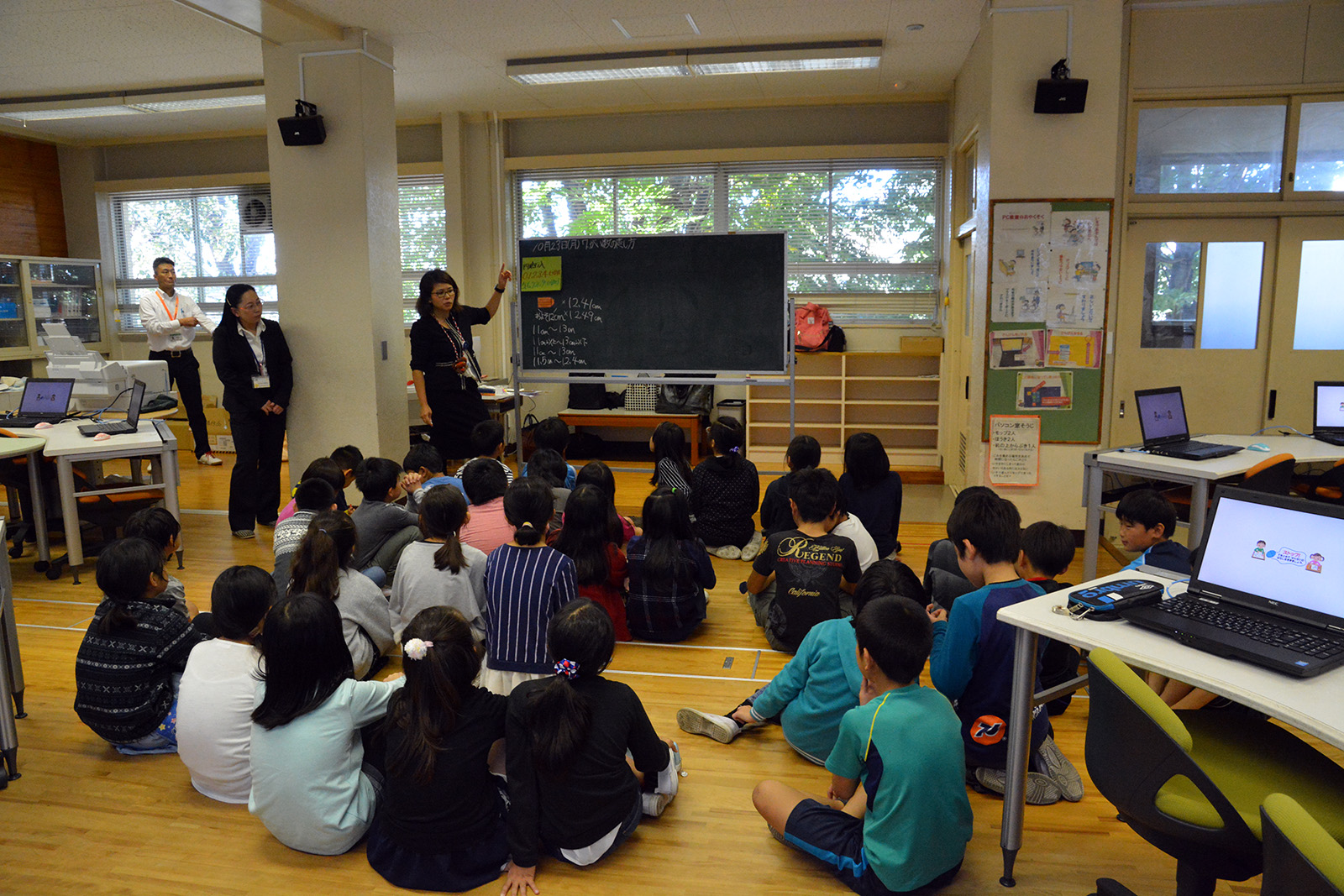 四捨五入したら12になる“およそ12”の数を考える児童たち