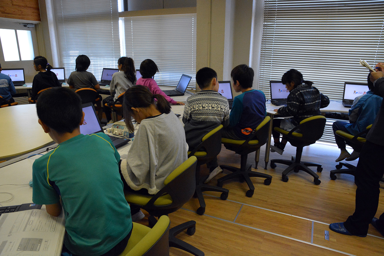 1人1人が考えながらプログラムを作成する。すぐに作成できて残り時間はScratchをカスタマイズして遊ぶ子もいれば、どうやるのかわからず、教師に助けを求める子も