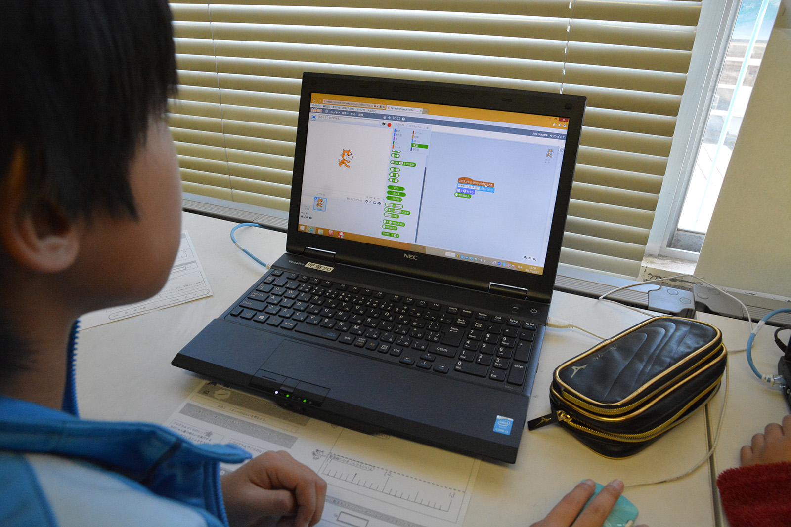 1人1人が考えながらプログラムを作成する。すぐに作成できて残り時間はScratchをカスタマイズして遊ぶ子もいれば、どうやるのかわからず、教師に助けを求める子も