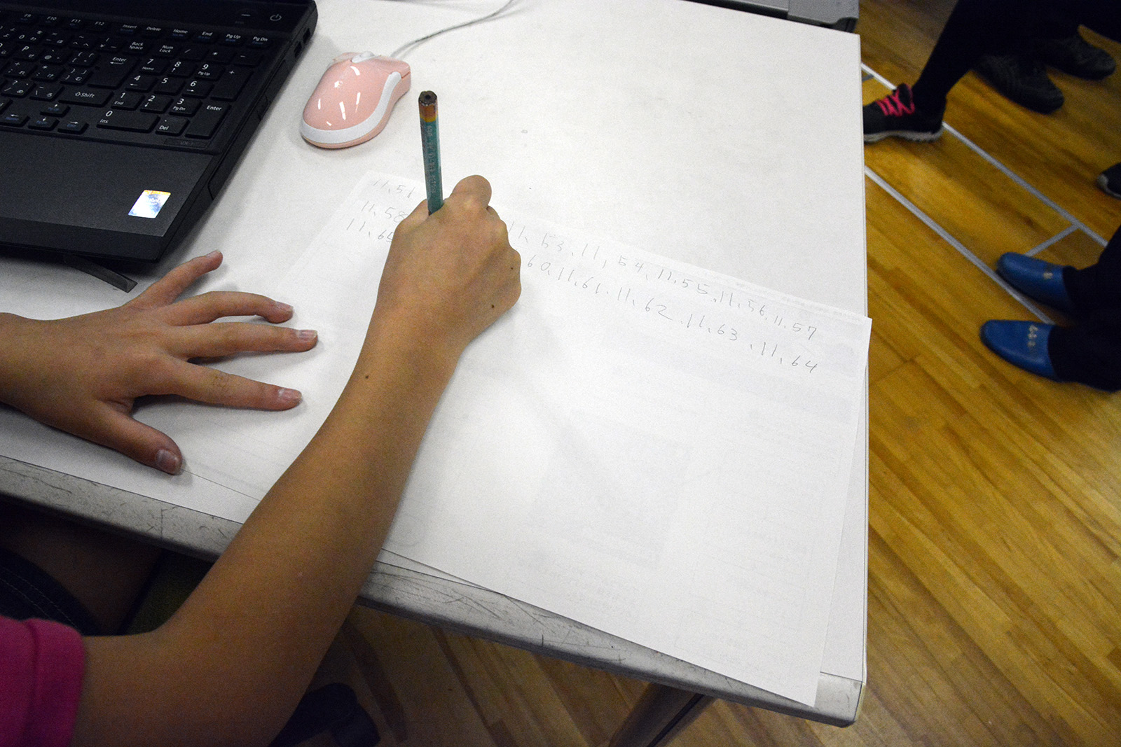 中には、プリントの裏面にまでたくさんの数値を書きとめる児童も