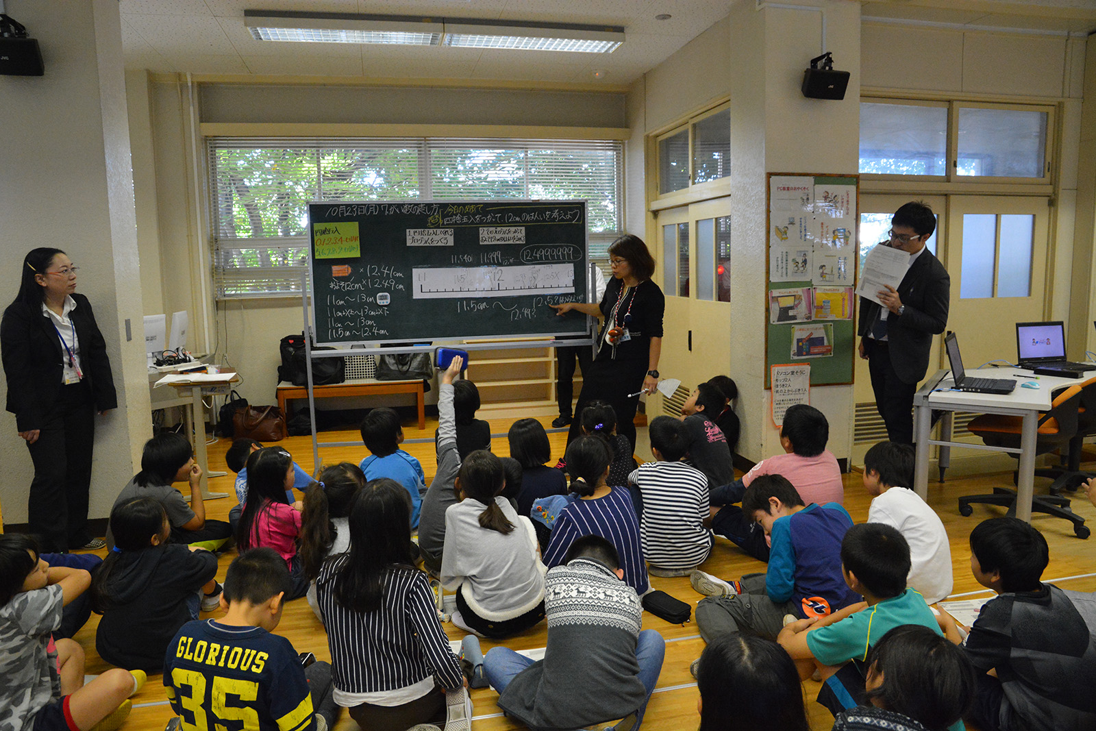 プログラムを使って「12」になった数を発表する児童たち