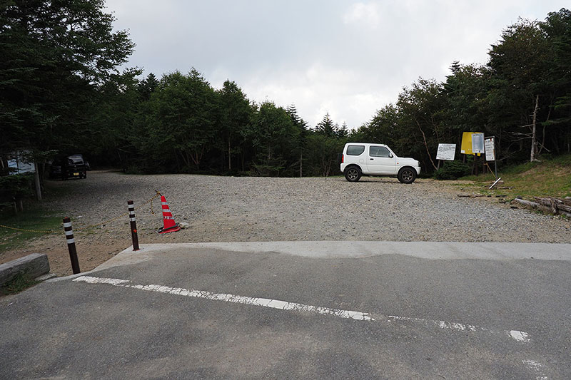 峠から長野県側に続く道は舗装されていないダート。クルマで通るのは不可能ではありませんが、ここからちょっと下ると「すんごい道」が始まります。オフロードバイクや車高の高い4WD車で通ると楽しいかもしれません