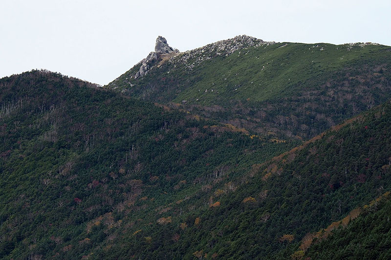 金峰山山頂の五丈岩です。よーく見ると登山者の姿も見えたりします