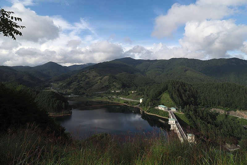 乙女湖（おとめこ）とも呼ばれる琴川ダム。写真左奥が北側で、ここからは北上していくことになります