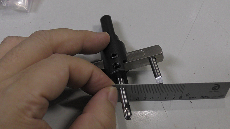 自由錐という道具。付属の定規で開ける穴の大きさを決めて、刃の位置を設定する